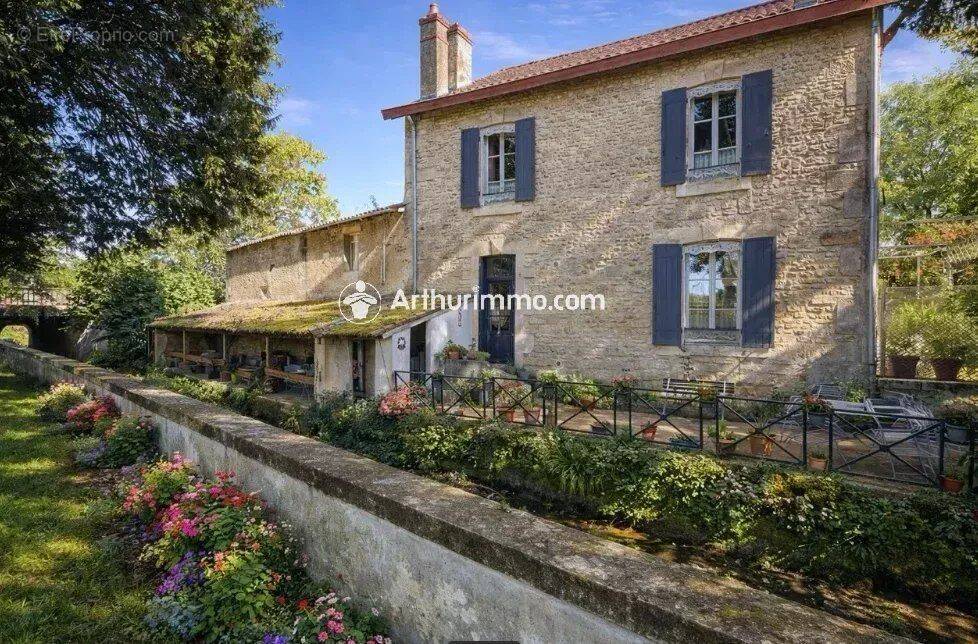 Maison à SAINT-JEAN-D'ANGELY