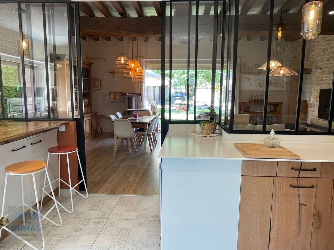 ALLERIOT - Magnifique demeure 6 Chambres, vaste Garage et Piscine - - photo 13