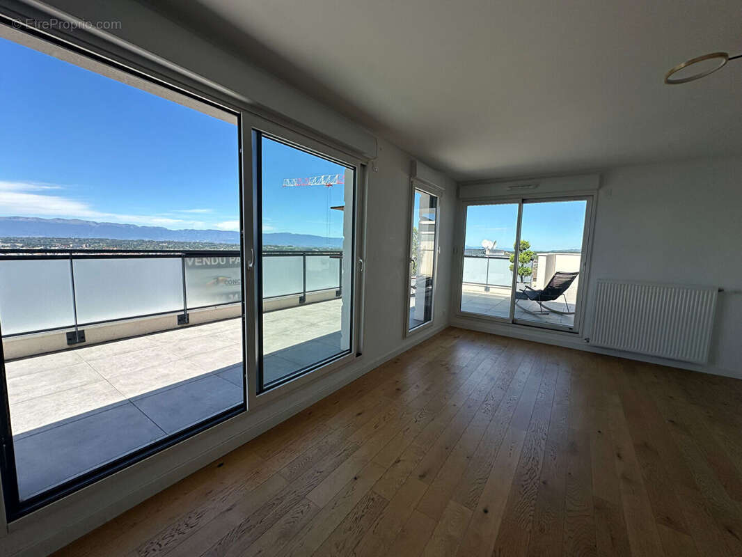 Superbe T4 dernier étage avec terrasse panoramique à Vétraz-Monthoux - photo 4