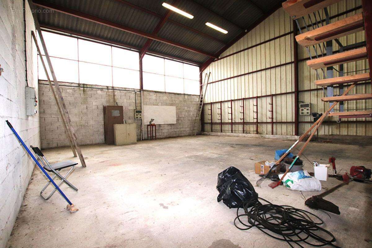 Bâtiment professionnel avec grande hauteur - Parcelle constructible 1 250 m² - photo 2