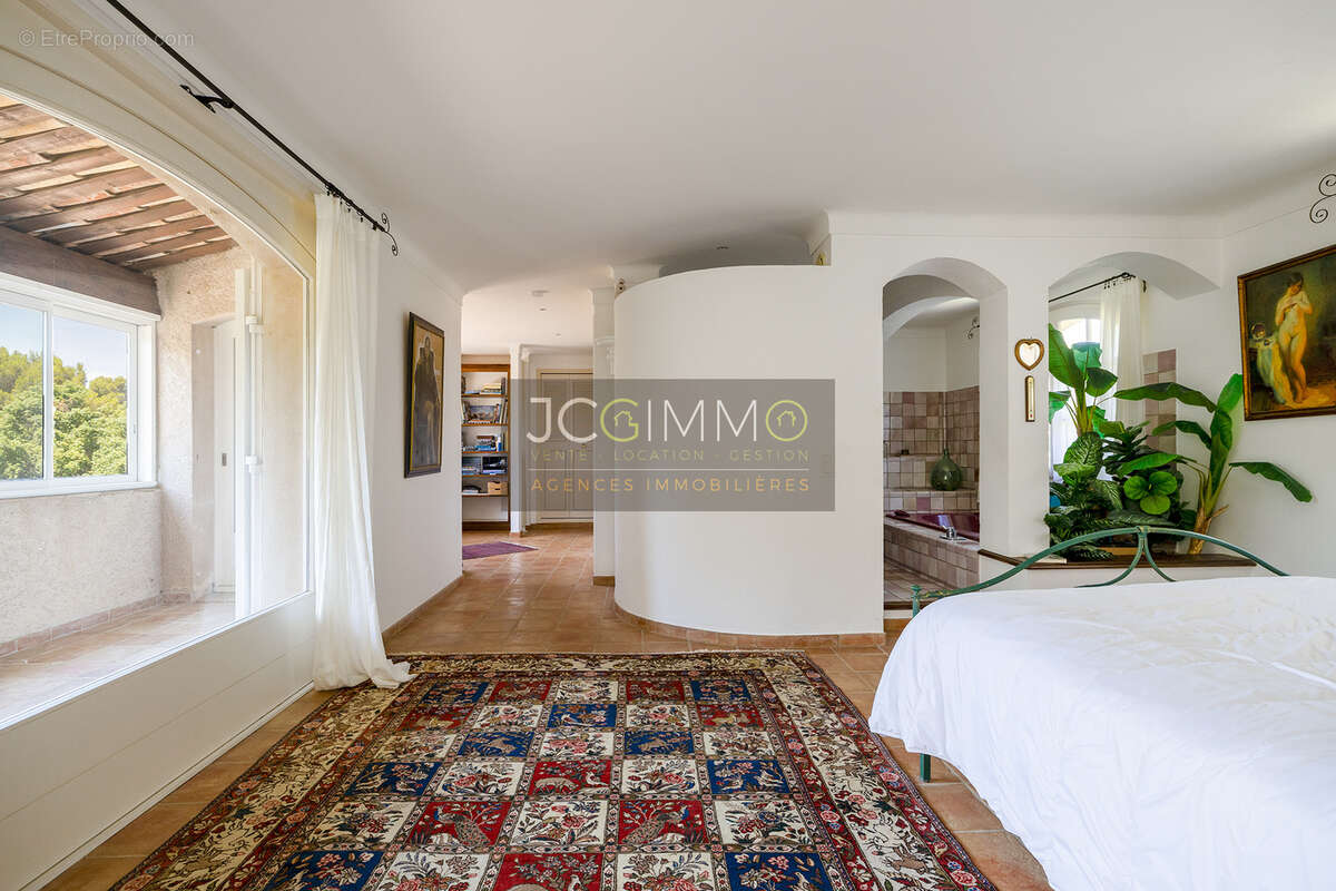 Élégante villa provençale de 194m2 habitables avec piscine à débordement sur 1694m2 de terrain. - photo 13