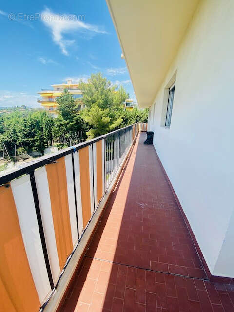 Rimiez / Cimiez à Nice / Élégant 3 pièces rénové de 71 m2   Terrasse de 35 m2   Vue dégagée avec aperçu mer - photo 15