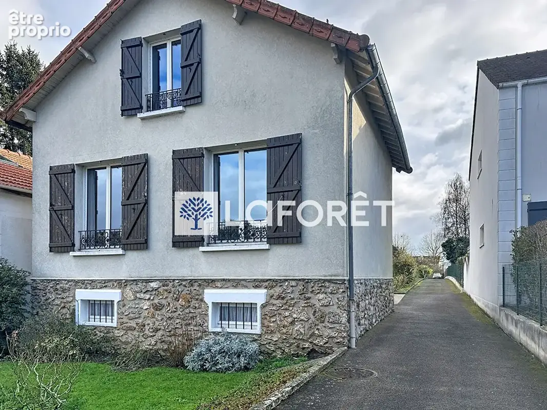 Maison sur 3 niveaux avec un sous sol  - Fort potentiel - Centre Saint-Nom - photo 2