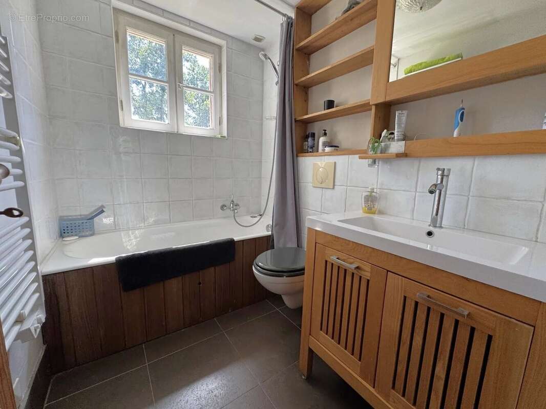 Propriété de caractère, indépendante, avec de vastes jardins privés et un bois - photo 12