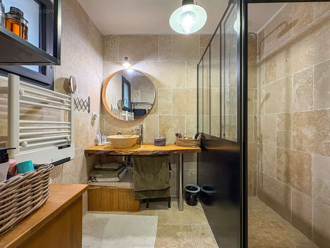 Maison à LES MARTRES-D'ARTIERE