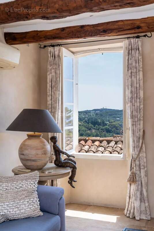 À vendre – Coeur de MOUGINS VILLAGE - Ensemble unique de deux maisons avec vue mer - photo 3
