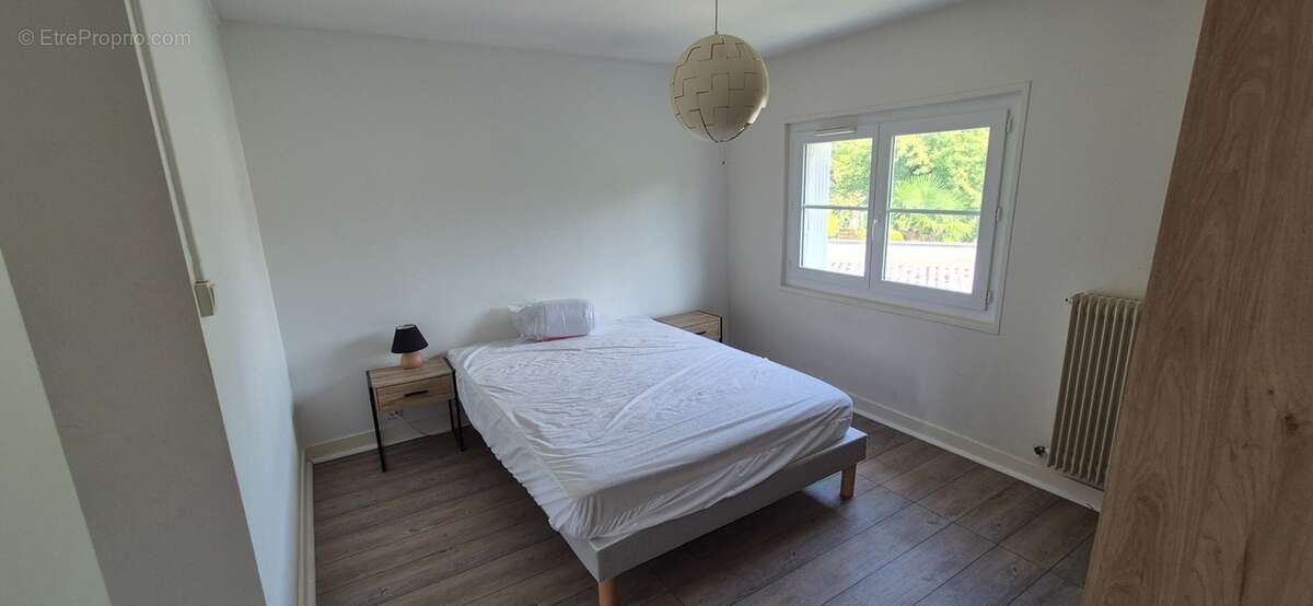 Maison de ville composée de deux appartements, 110 m2, proximité place Victor Hugo, jardin clos, cour avec stationnement - photo 10