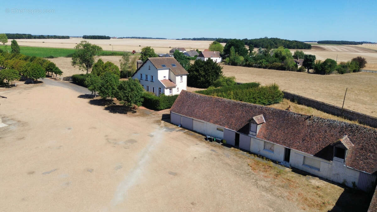 Ancien corps de ferme avec nombreuses dépendances et grand terrain - photo 12