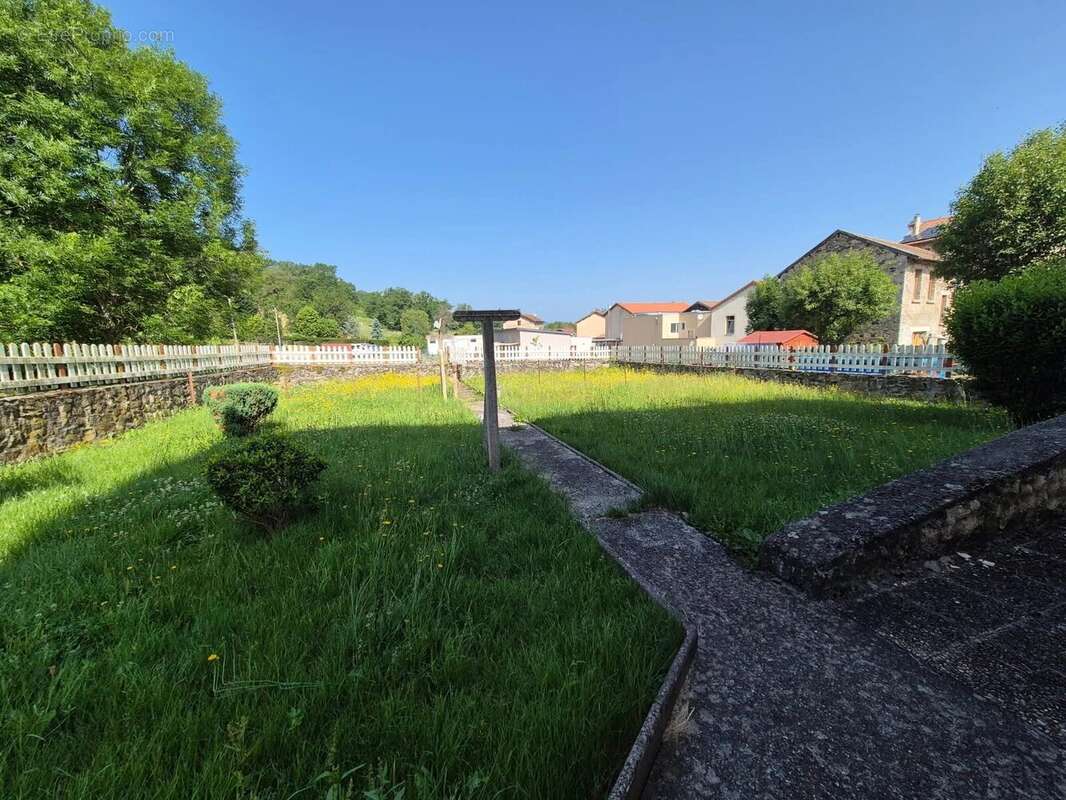 Maison en pierre sur trois niveaux avec dépendances et terrain - photo 2