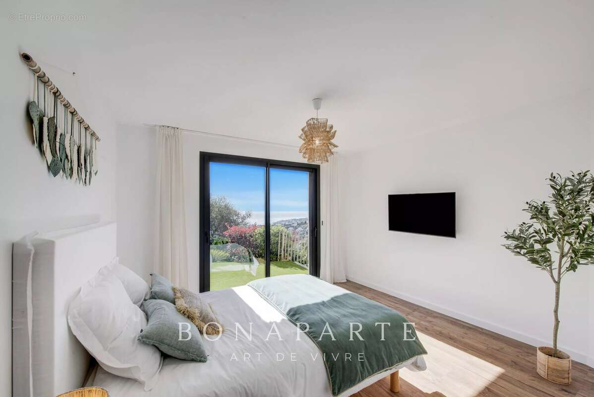 LES ISSAMBRES : Villa contemporaine d’exception – 257 m² habitables – Vue mer panoramique - photo 11