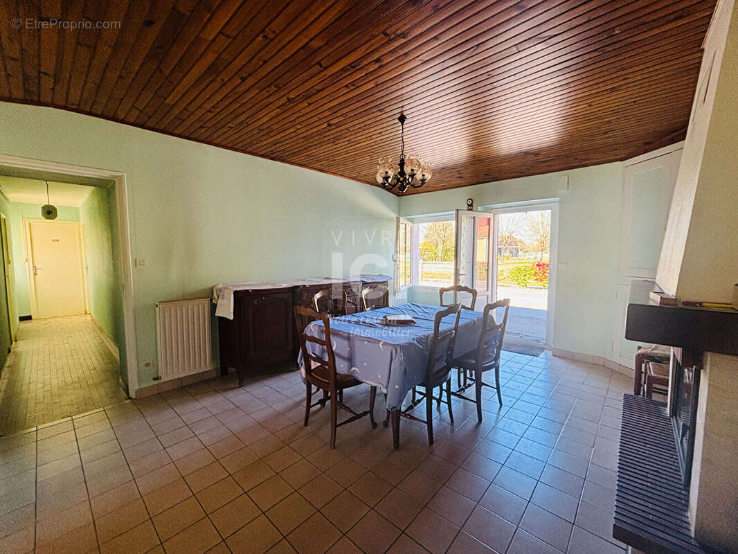 Maison à SAINT-HILAIRE-DE-CHALEONS