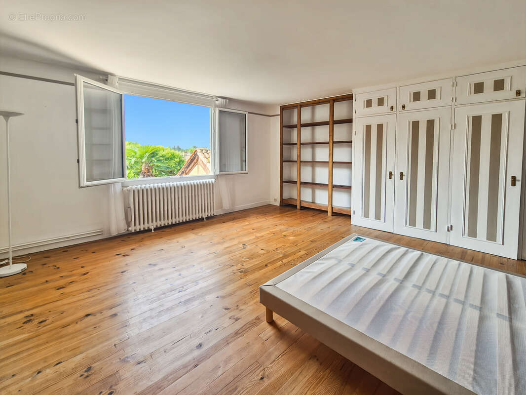 Maison de ville T5 de 172m2 avec 2 garages, cour et terrasse suspendue - photo 12