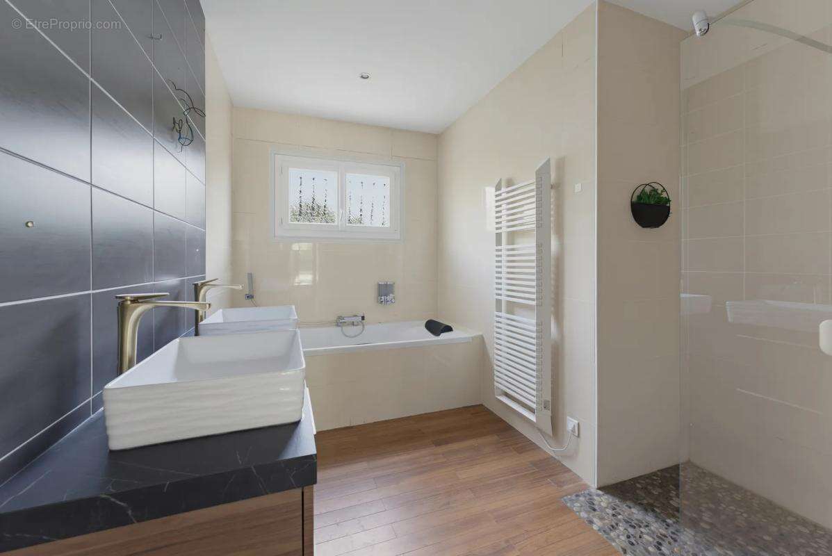 Maison de 6 pièces de 142 m² à Sallebœuf - photo 13