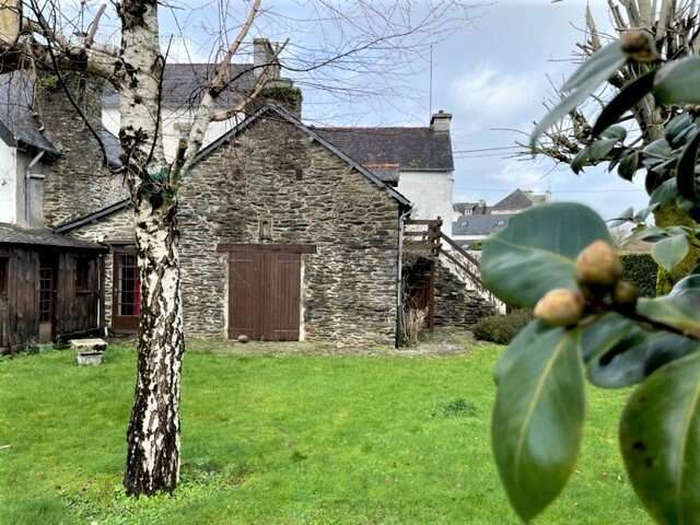 Maison à CHATEAUNEUF-DU-FAOU