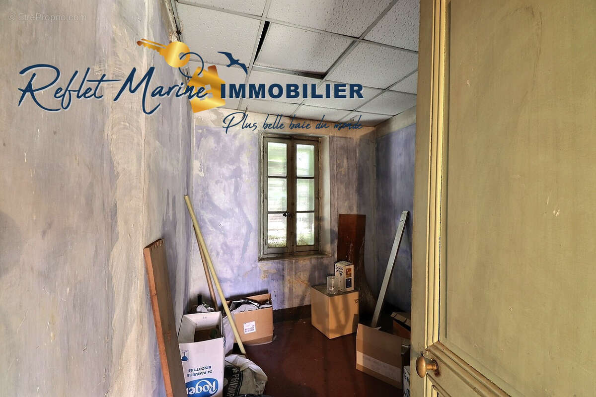 A MARSEILLE LE CABOT - Immeuble R+1 avec local commercial et cour - photo 7
