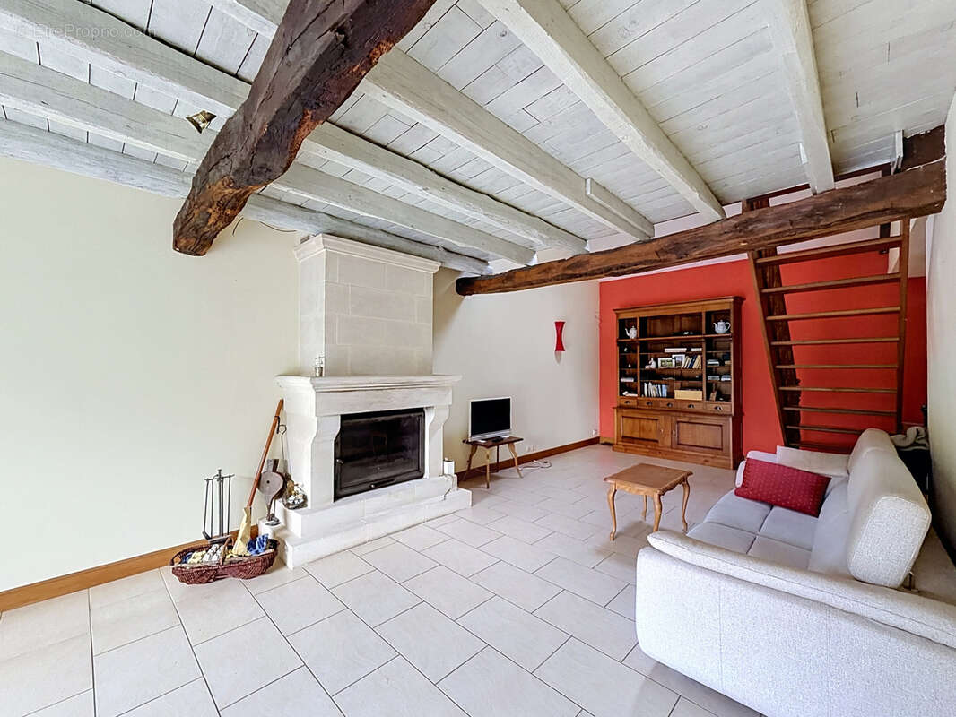20KM gare TGV ANGOULEME : Ensemble immobilier charentais rénové avec maison principale, gîte et 6 000 m2 de te - photo 6