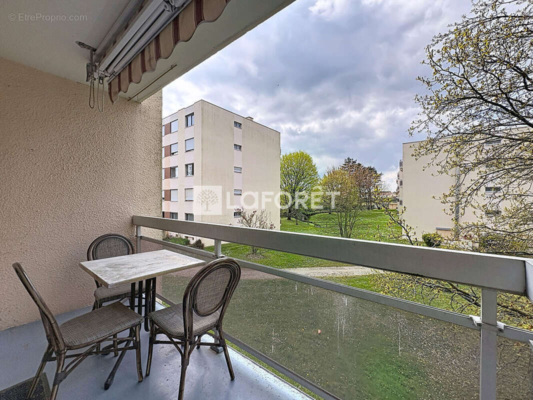 Appartement à PERONNAS