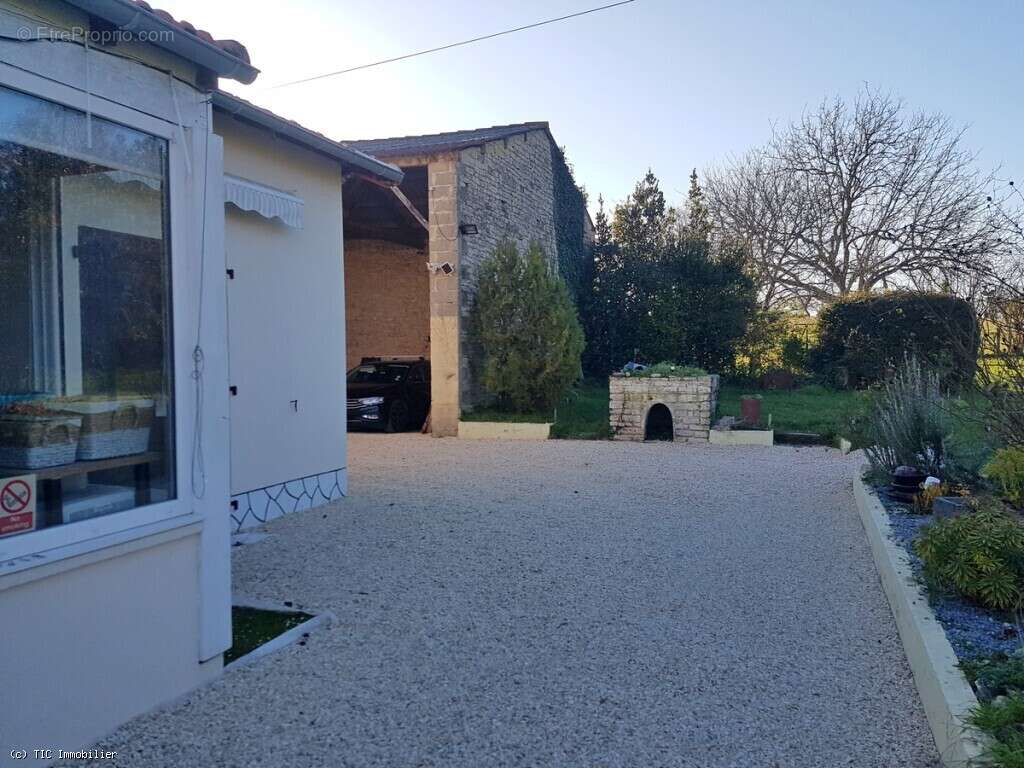 Maison à AIGRE