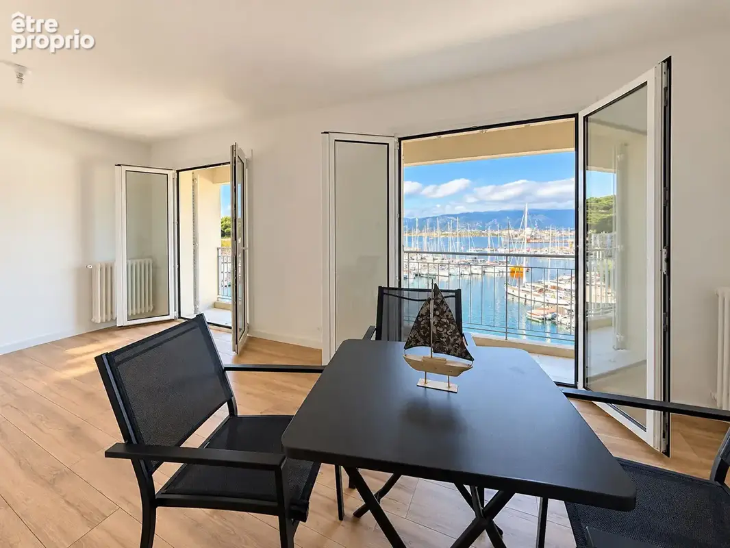 ** Sur le Port - VUE MER ** APPARTEMENT 3 Pièces **  Climatisé ** Dernier étage avec Ascenseur ** (83430)  SAINT MANDRIER SUR ME - photo 4
