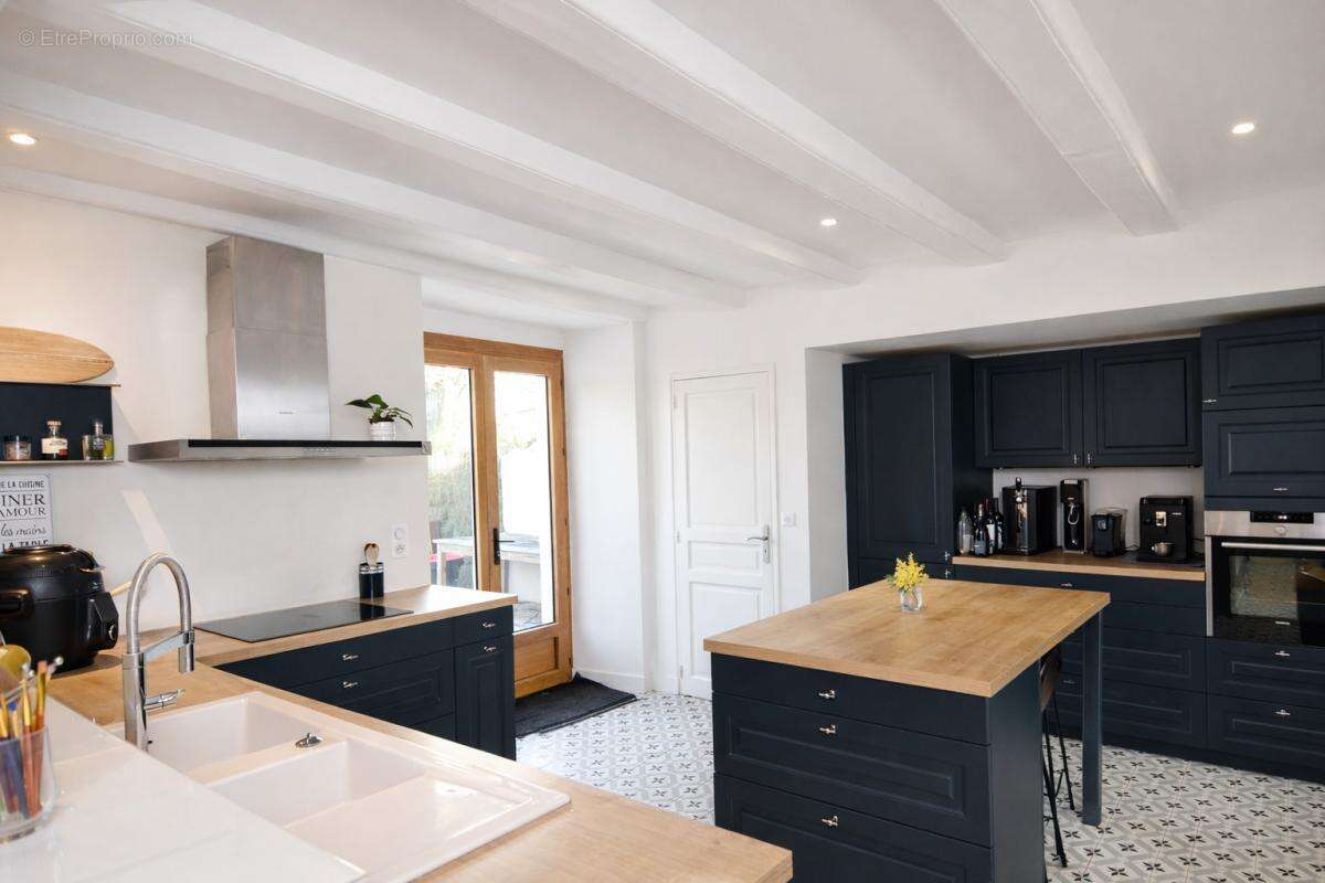 Maison de 220 m2   6 pieces - 4 chambres   dépendance   terr - photo 2