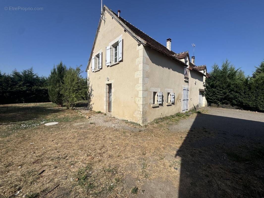 Maison à AZAY-LE-FERRON