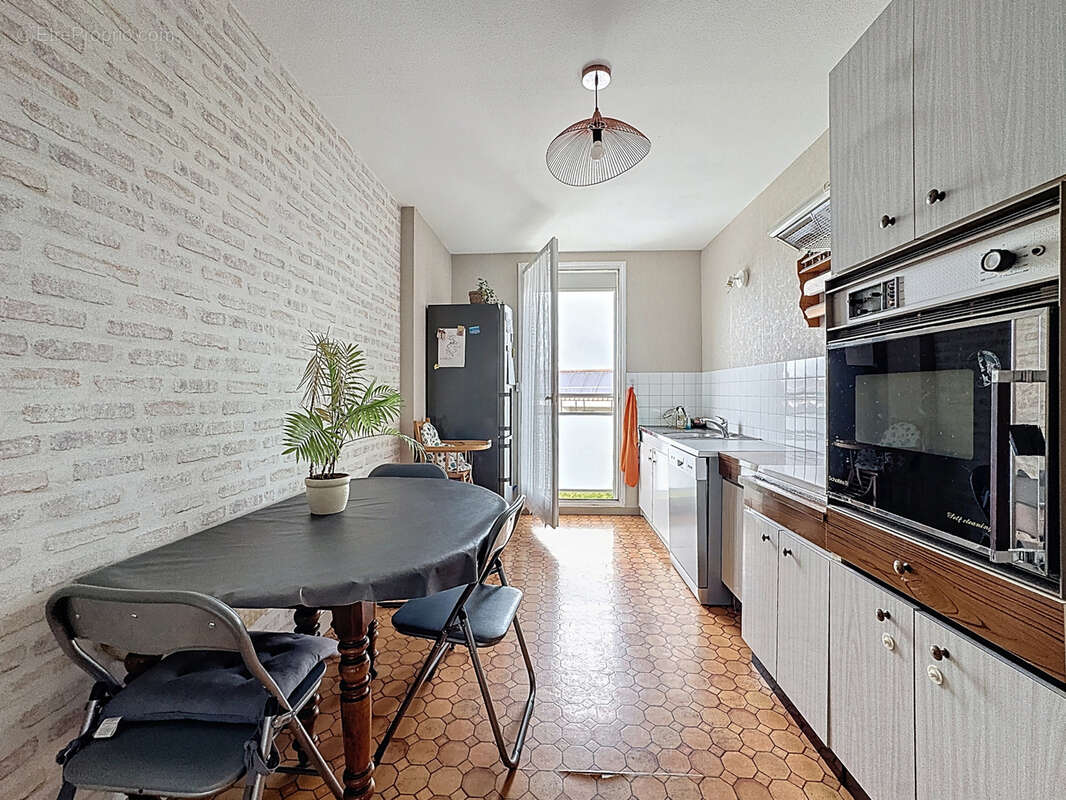 Appartement à LA TOUR-DE-SALVAGNY