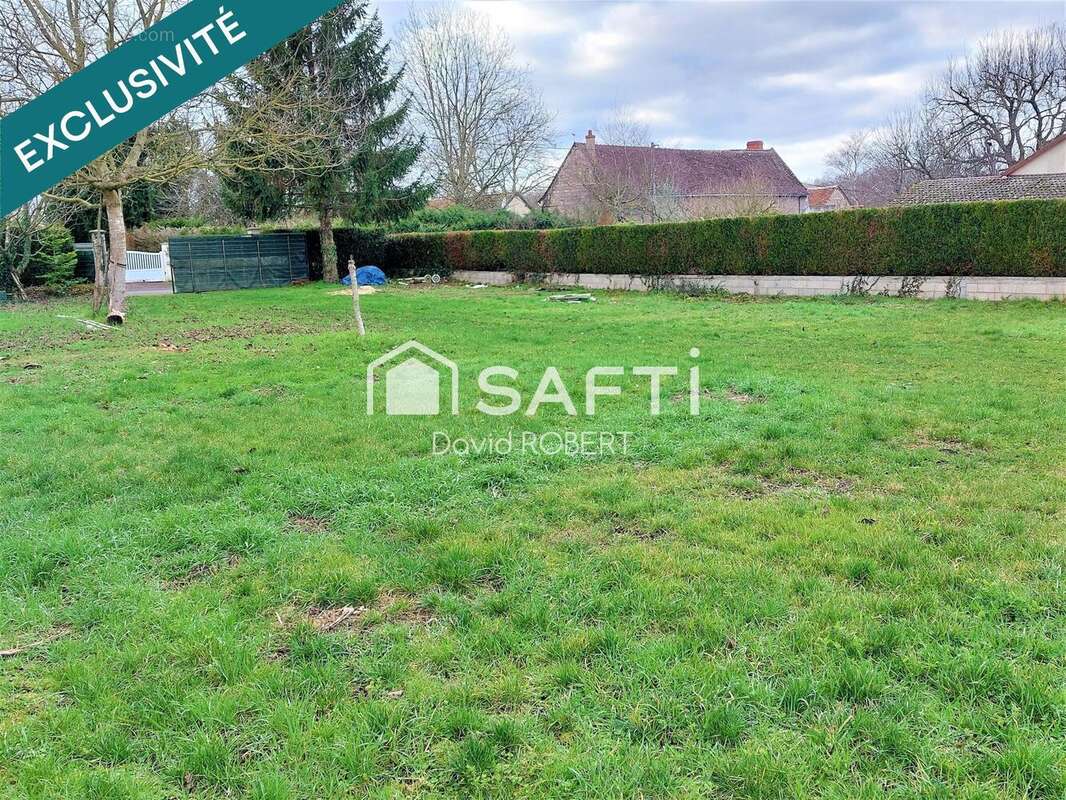 Terrain 632 m² à Crouzilles  - photo 2