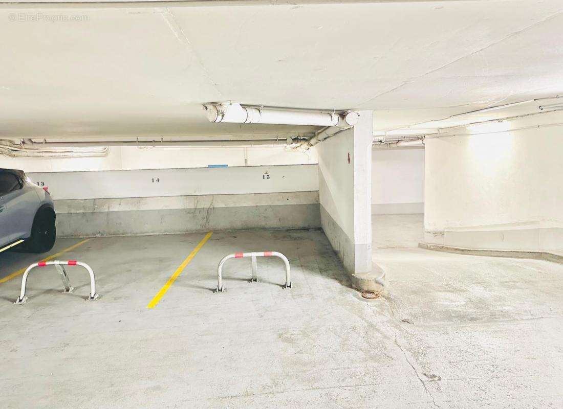 Parking à PARIS-4E