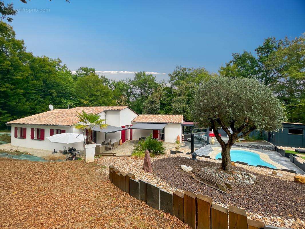 Maison à NOTRE-DAME-DE-SANILHAC