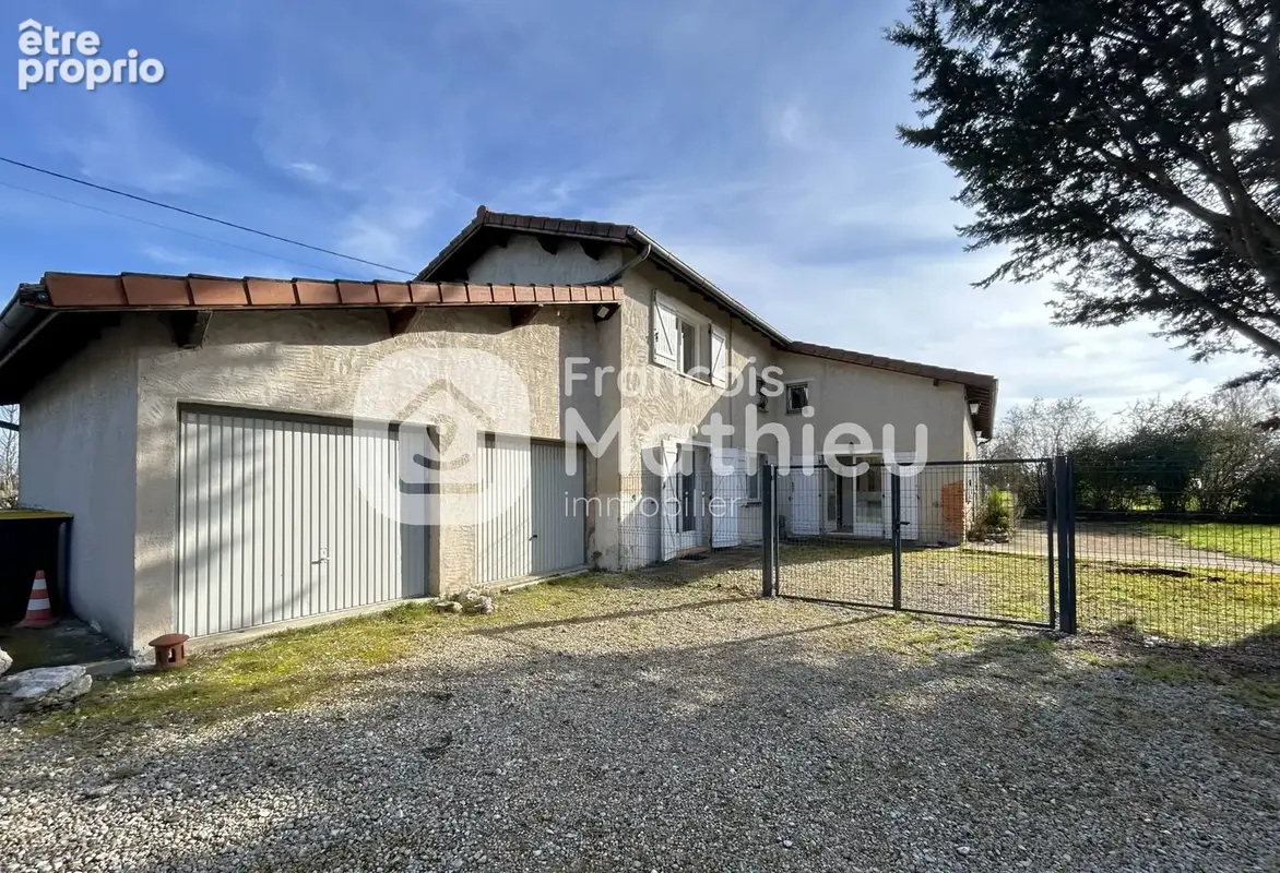 Sandrans - Maison T6 d'environ 280m2 avec garage et terrain - photo 4