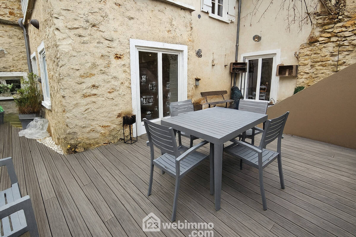 Une terrasse spacieuse avec des différents accès depuis la maison.