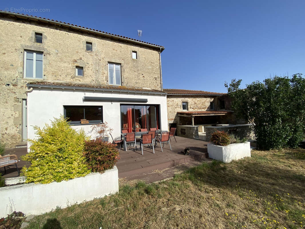 Immense maison à vendre à Montfaucon-Montigné - photo 3