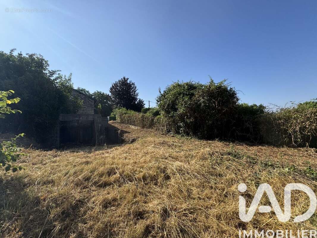 Photo 3 - Terrain à SAINT-LEGER-DE-MONTBRILLAIS