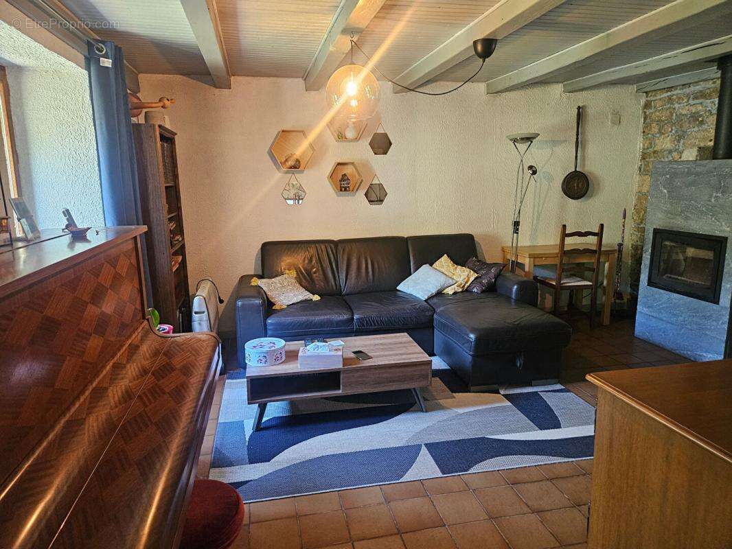 Maison de caractère en pierres, dépendances et terrain de 1,36 ha avec source - photo 11