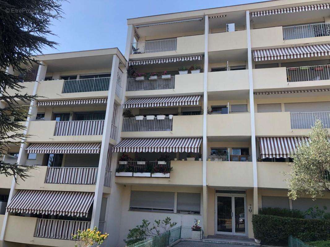 Appartement à SAINT-LAURENT-DU-VAR
