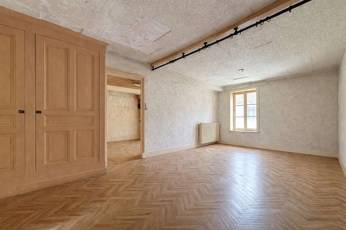 Maison à SAINT-JULIEN-SUR-REYSSOUZE