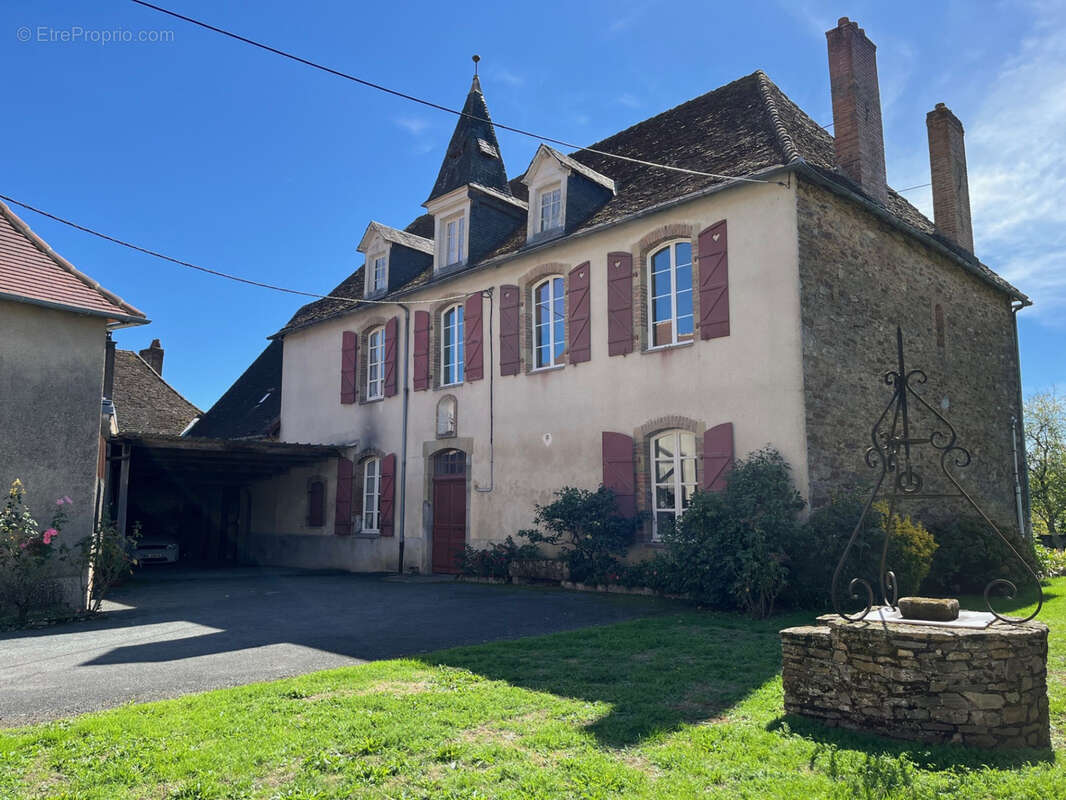 Coussac Bonneval, immeuble de 5 appartements, dépendances et terrain - photo 2