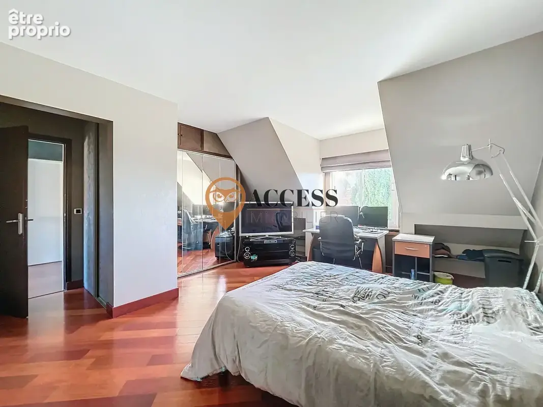 GROSLAY - Maison familiale édifiée sur 1070m2 de terrain ! - photo 10