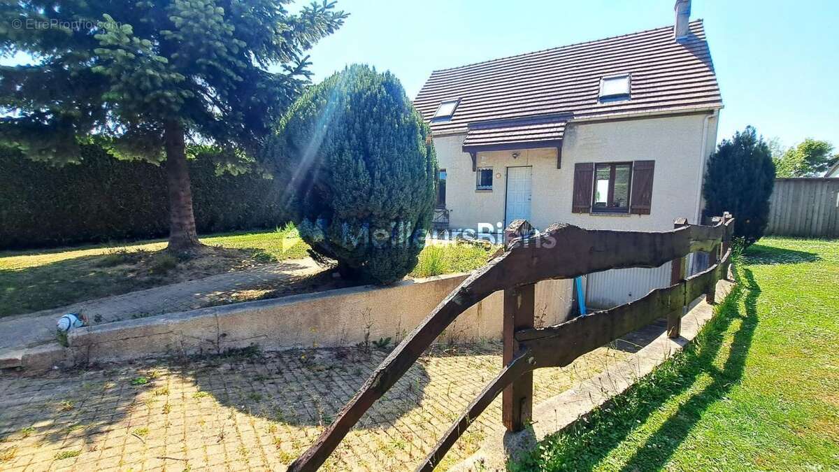 Maison à MONTJAVOULT