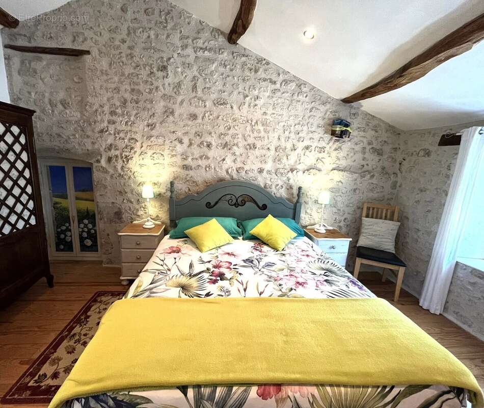 Maison à SAINT-LAURENT-DES-COMBES