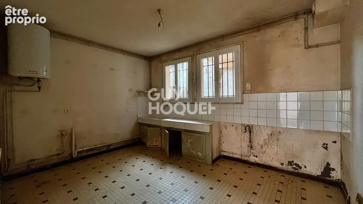 Maison en centre-ville, à rénover, 3 chambres et une cour intérieure - photo 3
