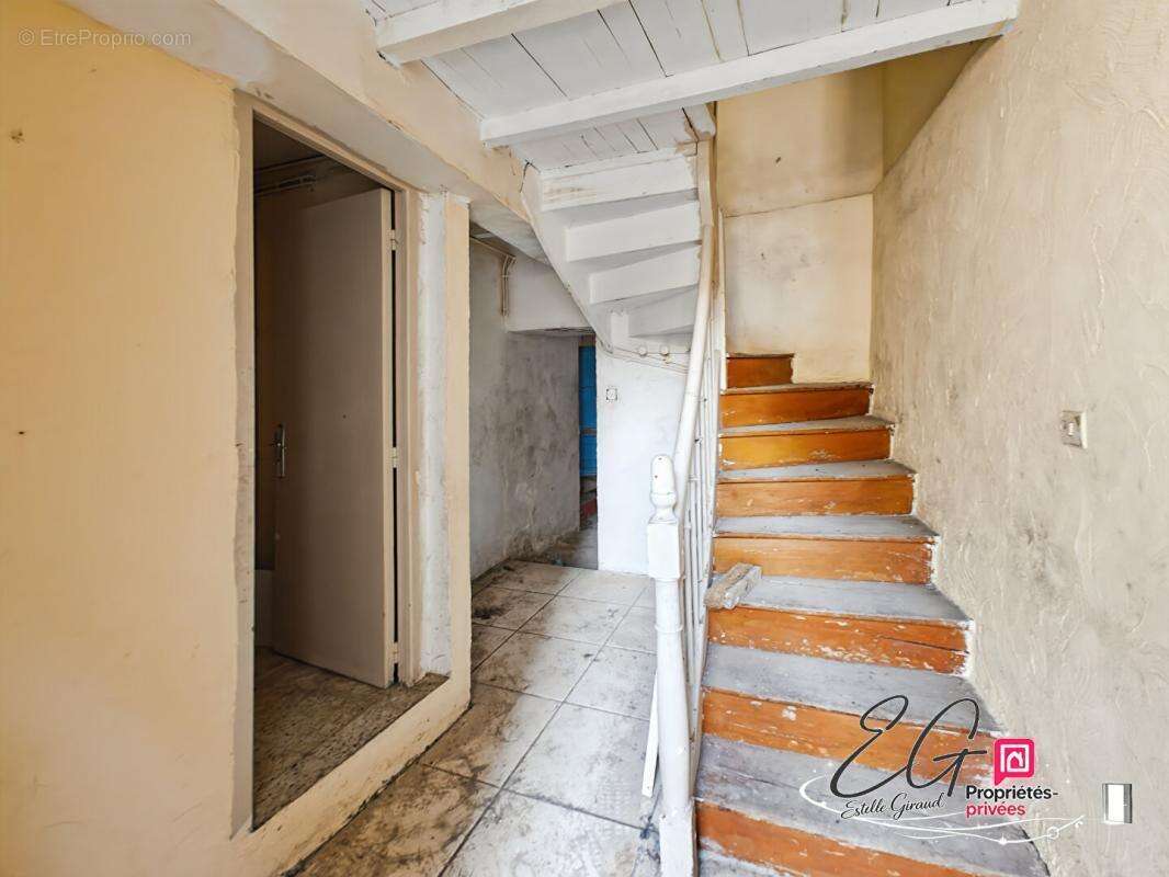 Laure Minervois,  Projet de rénovation : maison de village avec extérieur et garage - photo 3