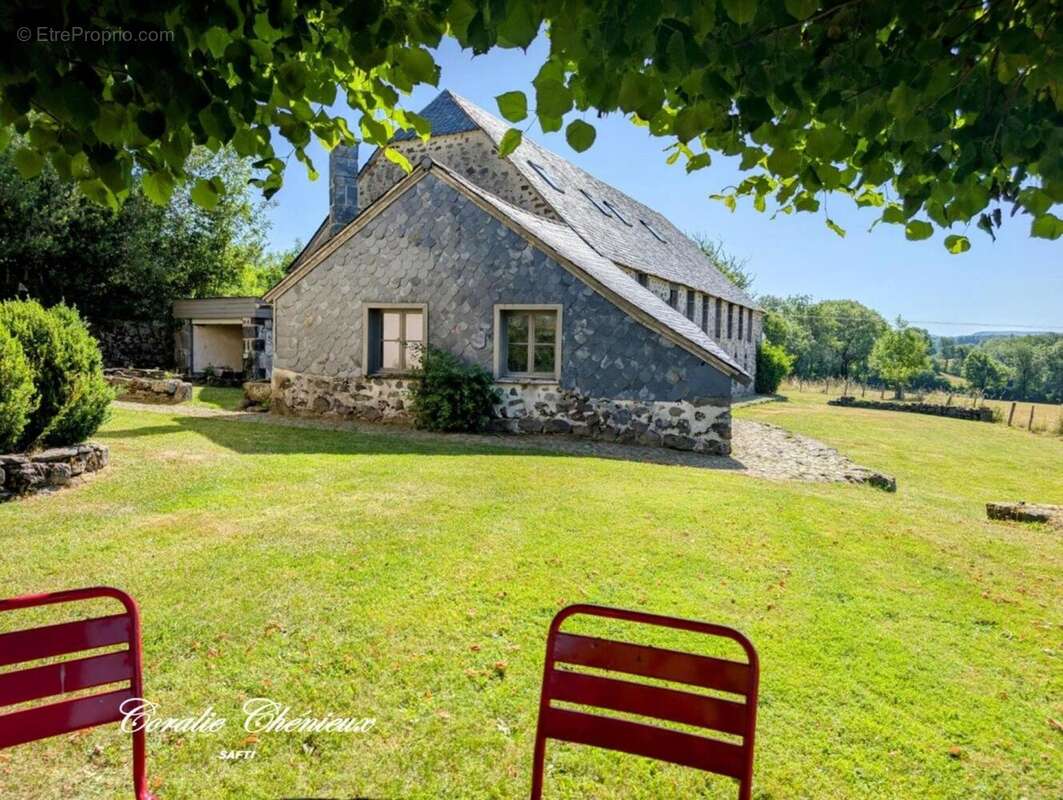 Photo 3 - Maison à ANGLARDS-DE-SALERS