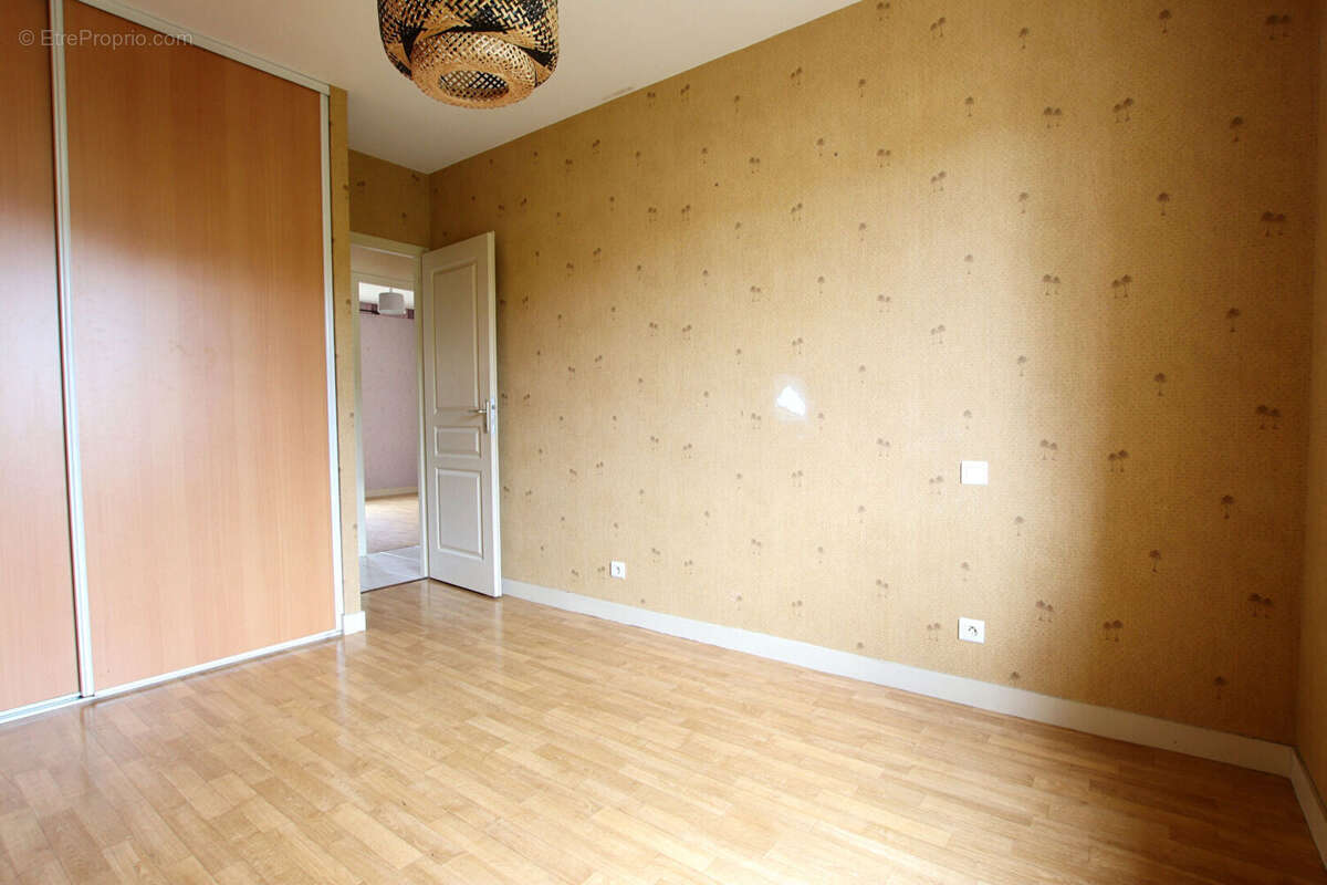 Vouillé bourg : maison 3 chambres avec garage et jardin clos. - photo 11