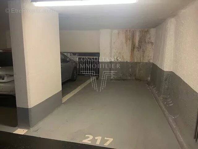 Parking à PARIS-7E