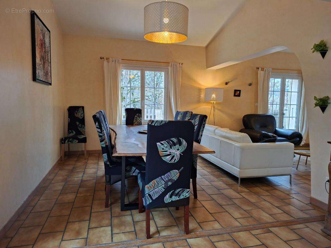 A vendre: Maison familiale 220m² avec dépendance – Aiglun (04) - photo 3