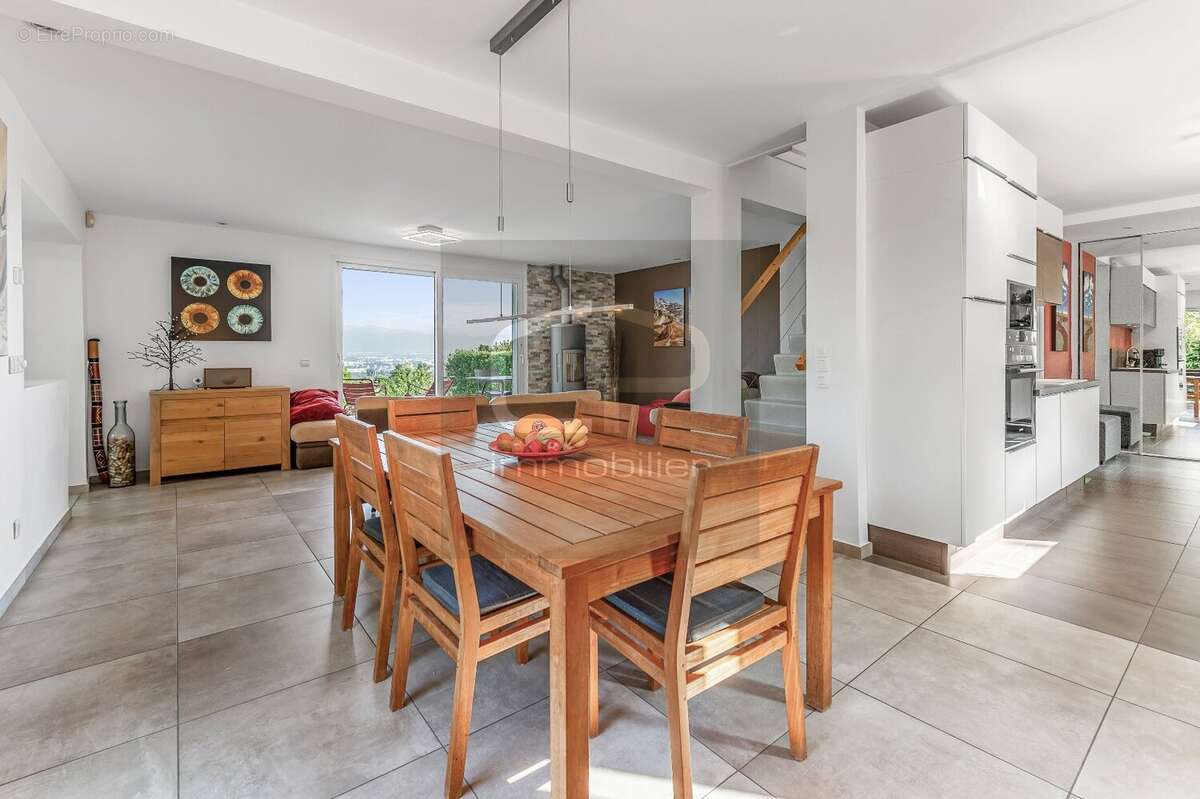 Maison à COLLONGES-SOUS-SALEVE