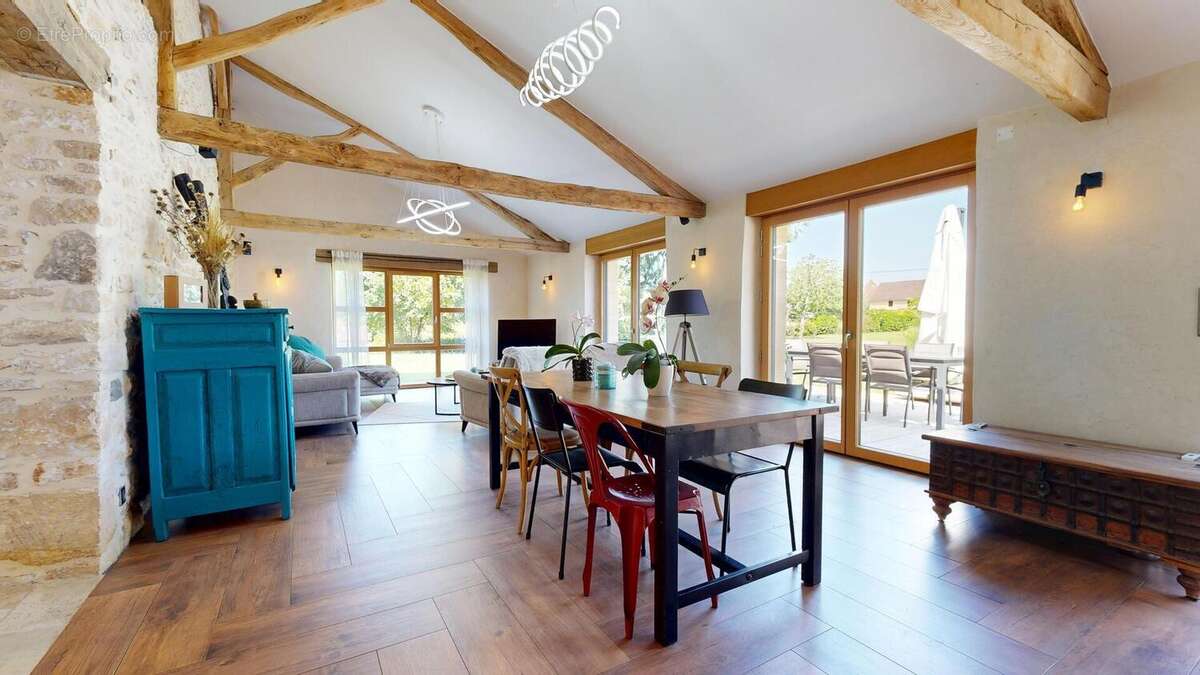 Salle à manger RDC - Maison à SAINT-CYPRIEN