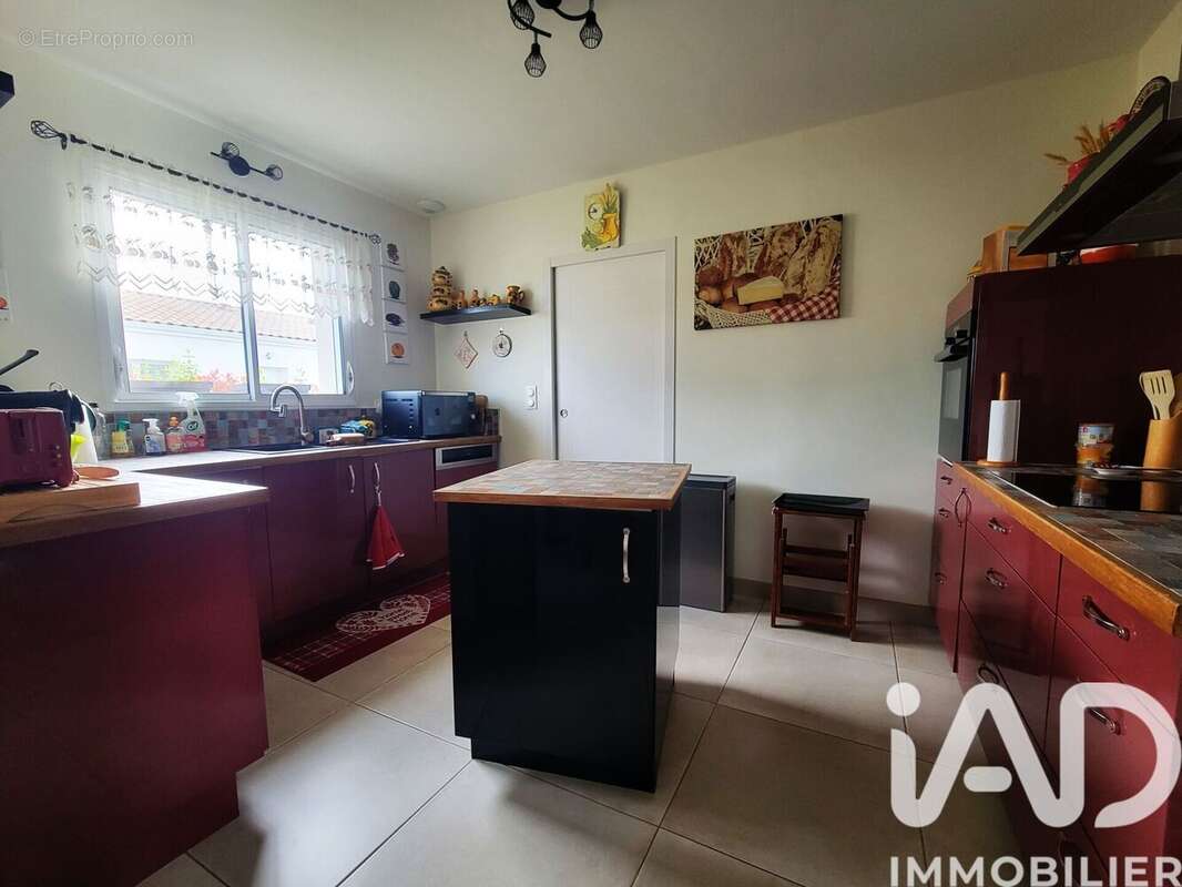 Maison 108 m² à Varzay  - photo 9