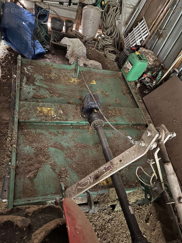 Terrain à COURS-LES-BARRES